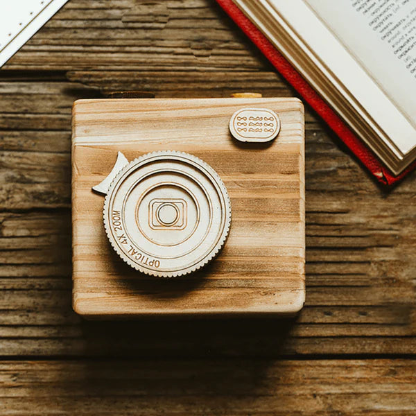 Vintage Wooden Camera Box Keychain for Film Rolls – A Unique Gift for Photography Enthusiasts